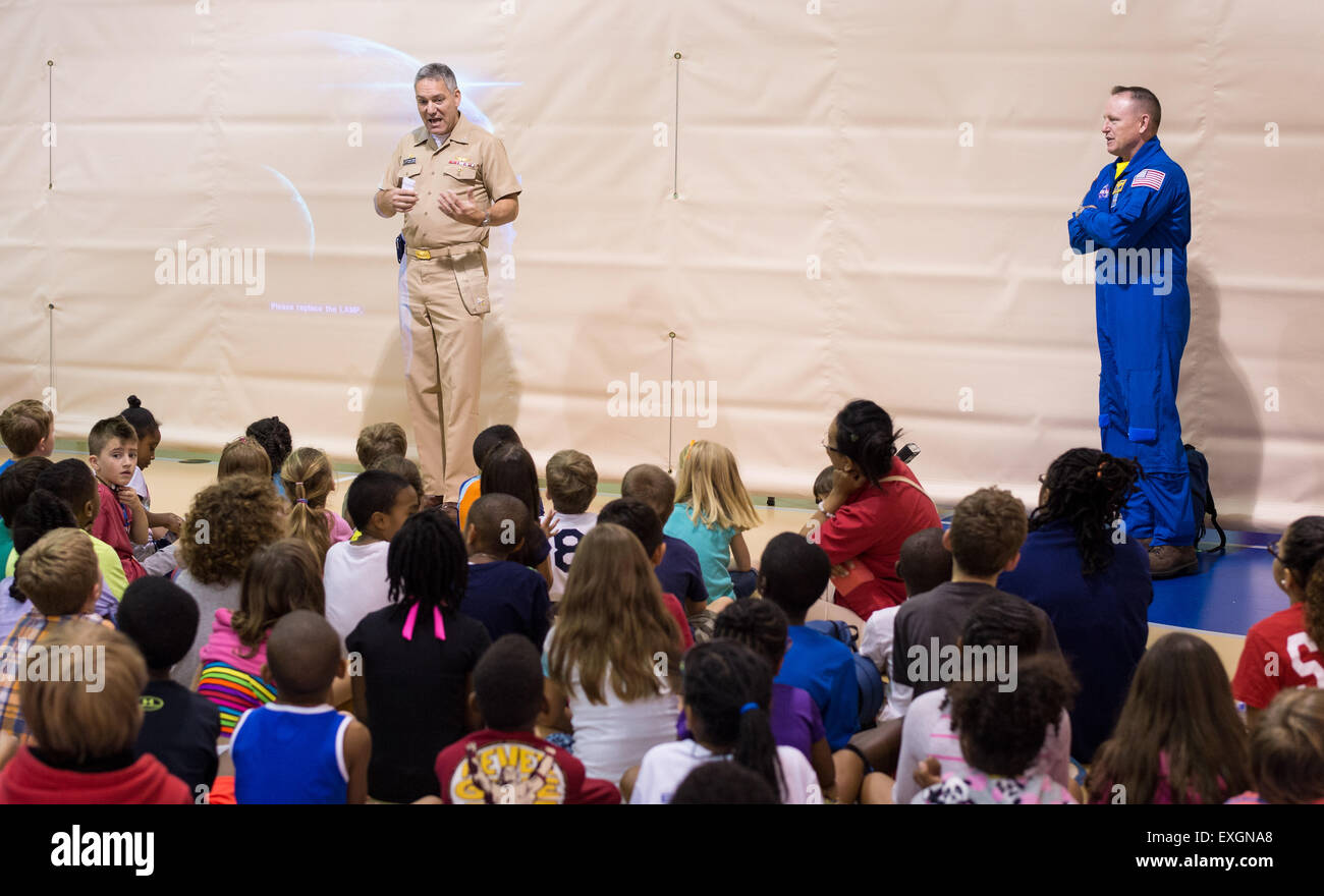 Astronaut Barry "Butch" Wilmore und Installation Kommandant Kapitän Frank Mays sprechen mit Studenten, die an der gemeinsamen Base Anacostia-Bolling (JBAB) Sommer Camp Juni 24, 2015 um JBAB in Washington, DC. Stockfoto