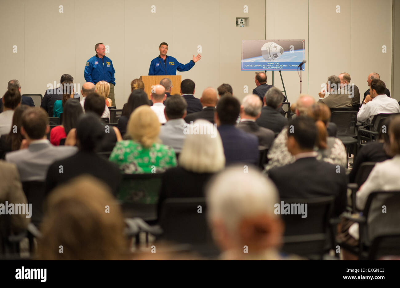 NASA-Astronauten Reid Wiseman, Recht, und Barry "Butch" Wilmore bedankte sich Führungskräfte von Boeing für die weitere Arbeit auf die Boeing CST-100 Raumschiff auf Mittwoch, 24. Juni 2015, in den Boeing-Büros in Arlington, VA. Durch seine kommerziellen Programm Crew, NASA Pläne für die neue Generation von Raumfahrzeugen Privat entwickelt und wird betrieben von Boeing und SpaceX verwenden, um so viele wie vier Astronauten pro Mission, tragen off erhöhen die Raumstation Besatzung Ergänzung zu sieben und Verdoppelung der Menge der wissenschaftlichen Forschung, der ausgeführt werden können die Erde für die Erde. Stockfoto