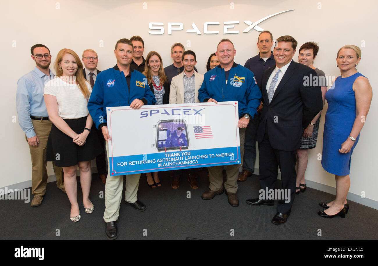 NASA-Astronauten Reid Wiseman und Barry "Butch" Wilmore traf sich mit Führungskräften der SpaceX während eines Besuchs in SpaceX Washington, DC Büros auf Mittwoch, 24. Juni 2015. Durch seine kommerziellen Programm Crew, NASA Pläne für die neue Generation von Raumfahrzeugen Privat entwickelt und wird betrieben von Boeing und SpaceX verwenden, um so viele wie vier Astronauten pro Mission, tragen off erhöhen die Raumstation Besatzung Ergänzung zu sieben und Verdoppelung der Menge der wissenschaftlichen Forschung, der ausgeführt werden können die Erde für die Erde. Stockfoto