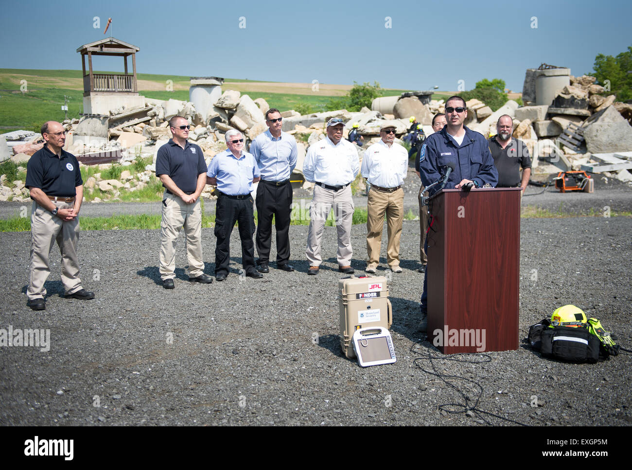 Captain Randy Bittinger von der Virginia Task Force ONE demonstriert die FINDER-Technologie, die vom Jet Propulsion Laboratory der NASA entwickelt wurde. FINDER erkennt Herzschläge von Einzelpersonen, die in Katastrophenwracks gefangen sind, und verbessert so die Such- und Rettungsbemühungen. Stockfoto