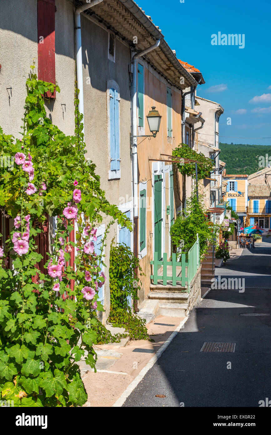 Malerische Aussicht auf einer Straße im Dorf Banon, Alpes-de-Haute-Provence, Provence, Frankreich Stockfoto