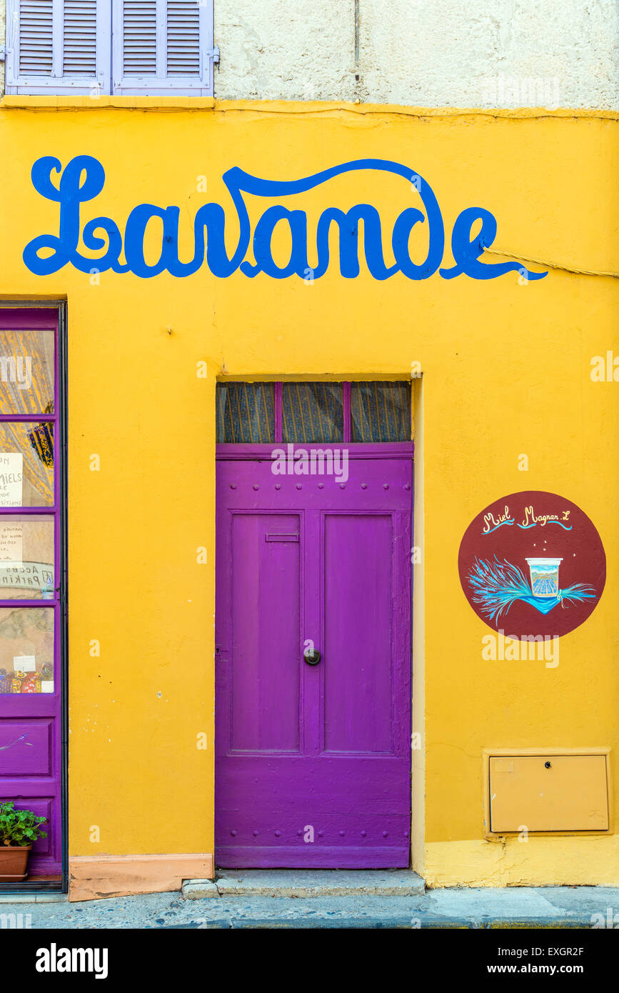 Lila Haus Haustür mit Lavande Schild gemalt in der Wand, Valensole, Provence, Frankreich Stockfoto