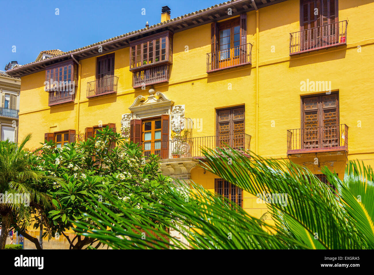 gelbes Gebäude Häuser mit braune Holzfenster in Málaga, Spanien Stockfoto