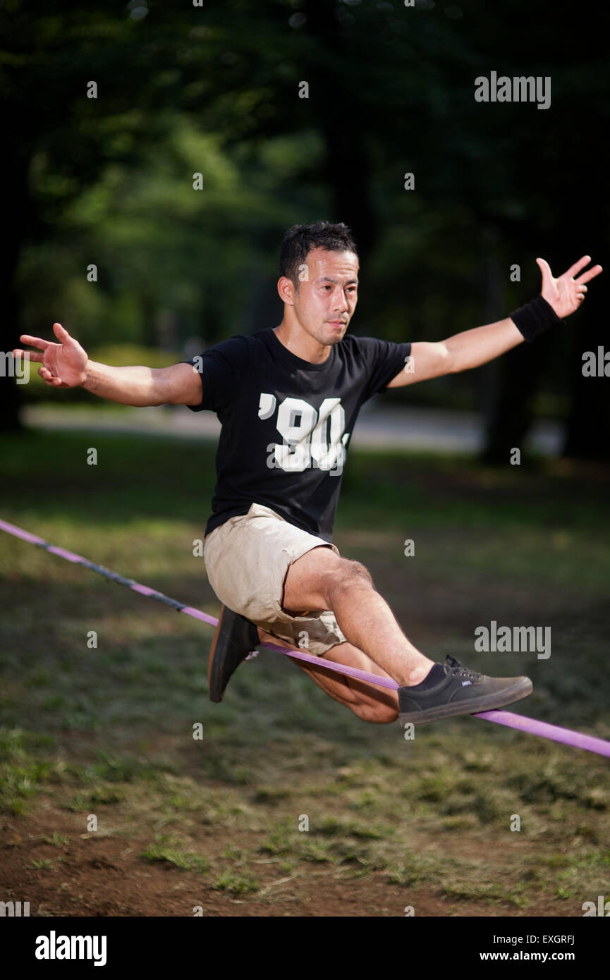 Ein Japaner, balancieren auf einer Slackline in einem Park in Tokio Stockfoto