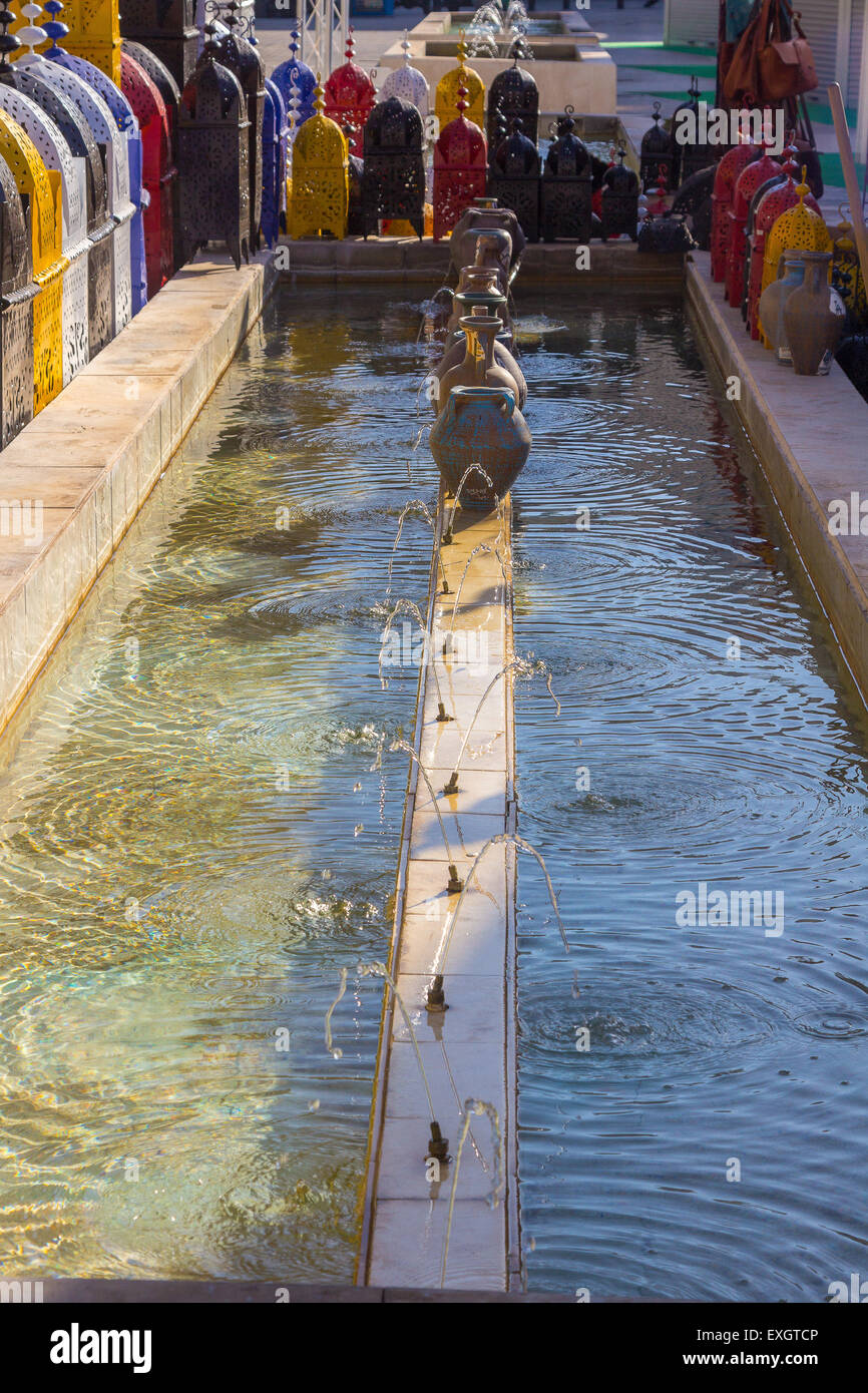 kleiner Teich mit mehreren Wasserstrahlen online Stockfoto