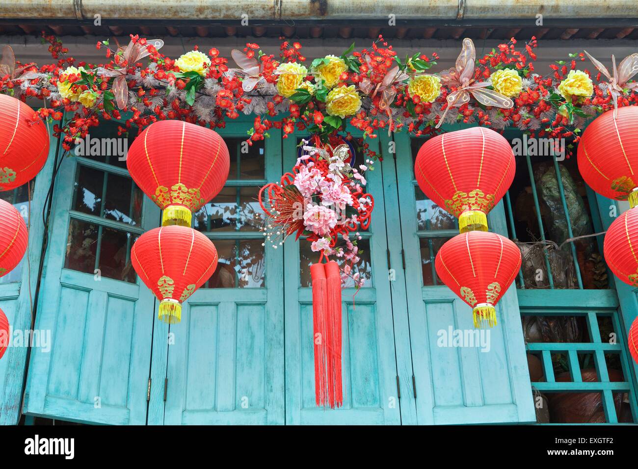 Traditionelle Chinesische Papier Laternen hängen über einem Geschäft in Kampong Glam, Singapur. Stockfoto