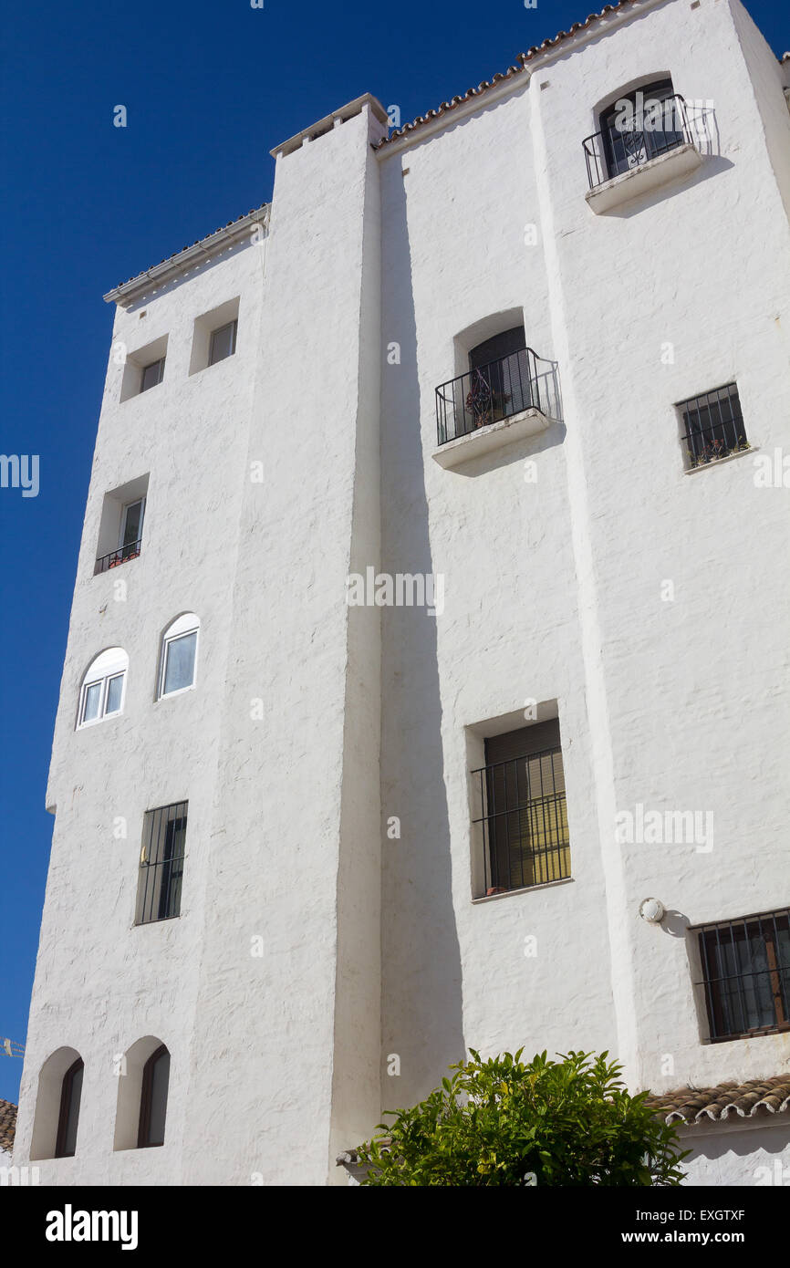 Ziemlich typisch weißen Häusern Puerto Banus, Malaga España Stockfoto