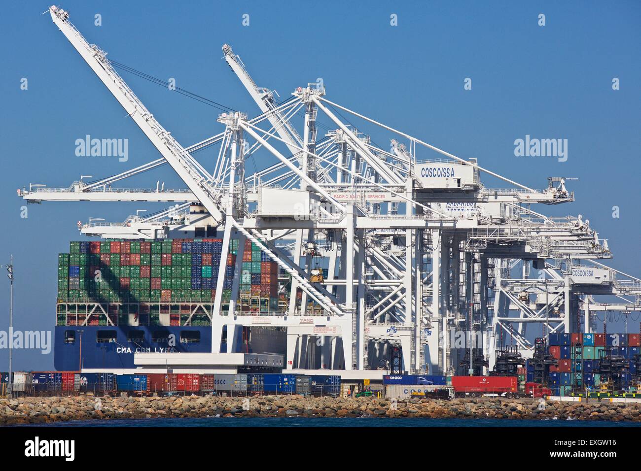 Die großen Containerschiff, CMA CGM Lyra, Am Langen Strand Container Terminal, Los Angeles, Kalifornien, USA entladen. Stockfoto