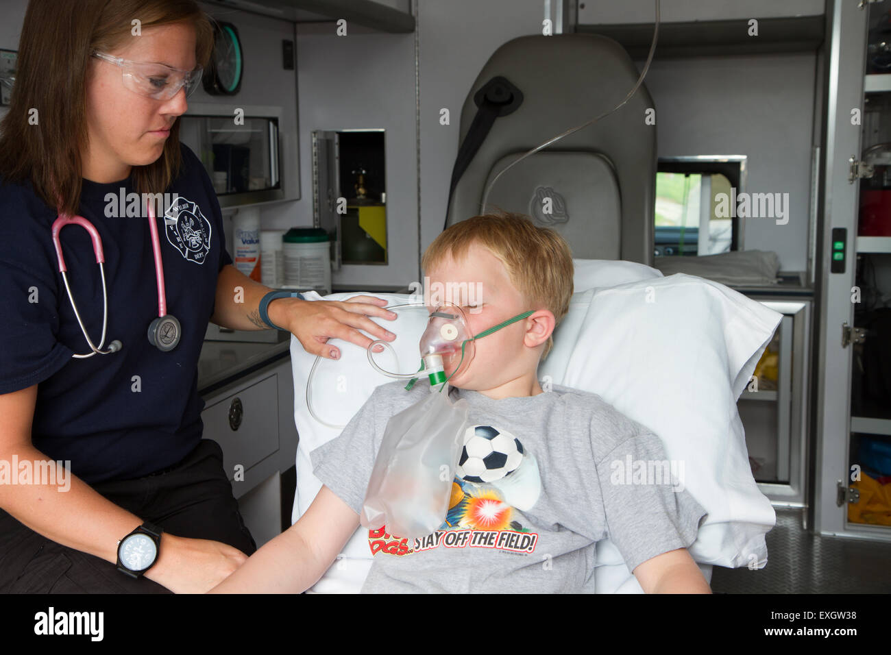 Weibliche Sanitäter Unterstützung jungen männlichen Patient hinter Krankenwagen. Stockfoto