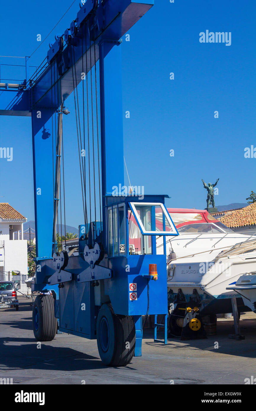 Spezialfahrzeug zum Heben und bewegen von Booten Stockfoto