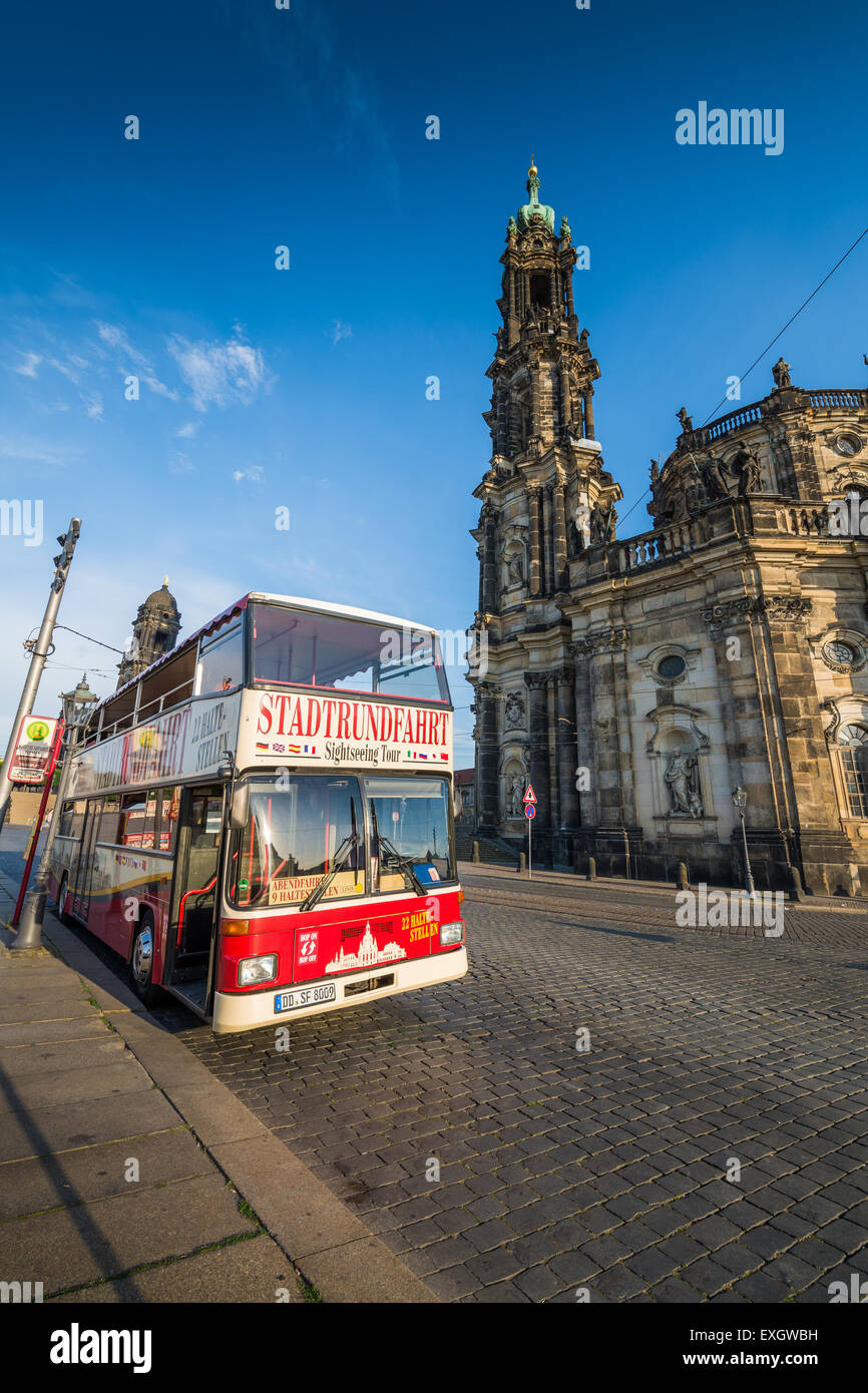 Doppeldeckerbus für Touristen, Theaterplatz, Theatre Square, Dresden, Sachsen, Deutschland, Europa Stockfoto