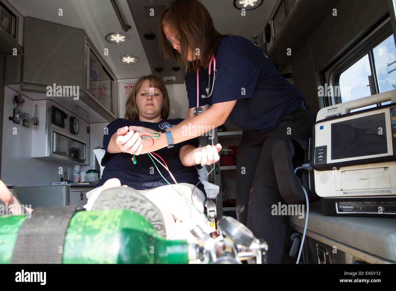 Weibliche Sanitäter arbeiten auf der Rückseite einen Krankenwagen. Ländliche Freiwillige Feuerwehr von US. Stockfoto