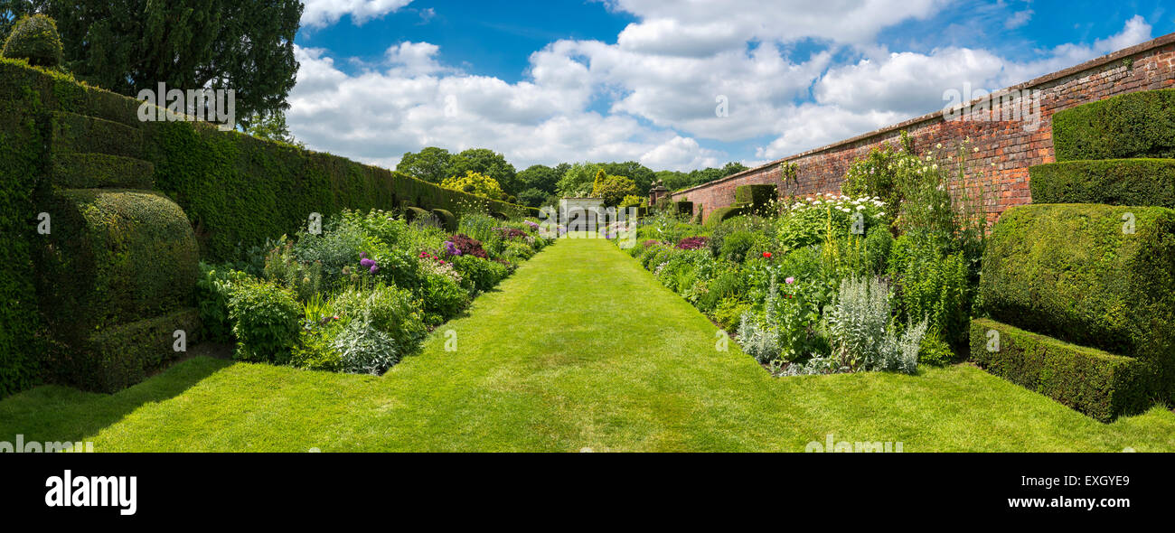 Berühmte doppelte Staudenrabatten Arley Hall in Cheshire, England. Stockfoto