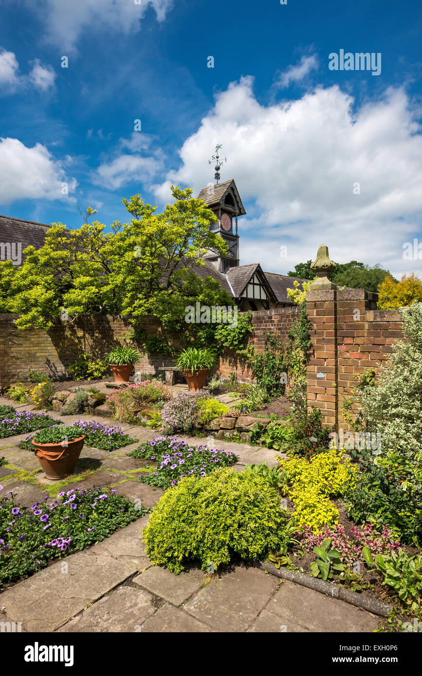 Die Flagge Garten und Uhrturm Arley Hall Gardens in Cheshire, England. Stockfoto