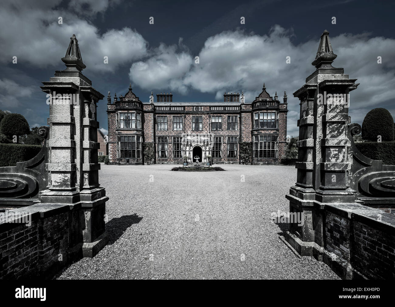 Stimmungsvolle Bild von der Vorderseite der Arley Hall in Cheshire. Farben verändert, um einen gruseligen Mondlicht Blick zu geben. Stockfoto