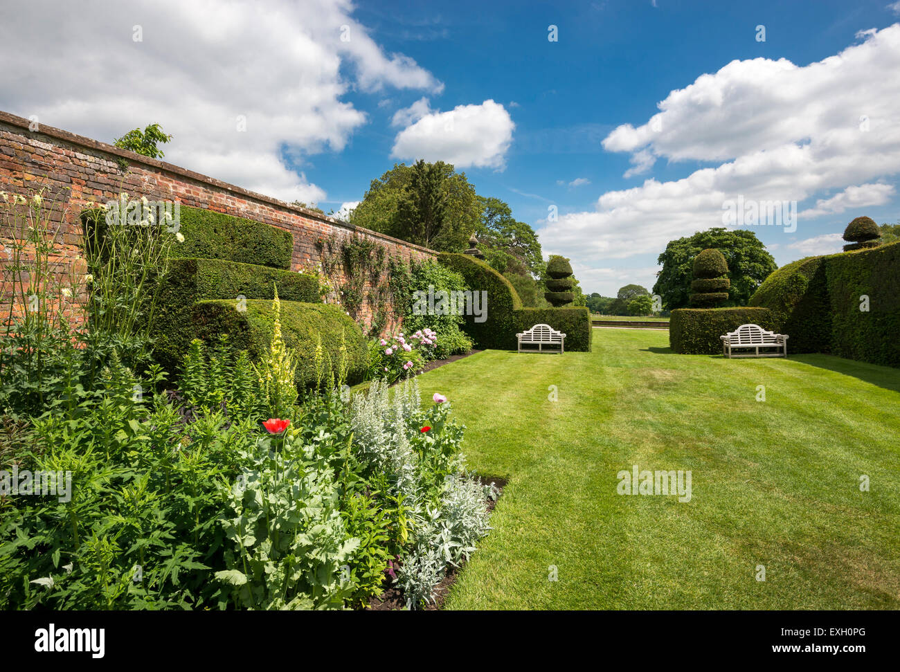 Berühmte doppelte Staudenrabatten Arley Hall Gardens in Cheshire, England. Stockfoto