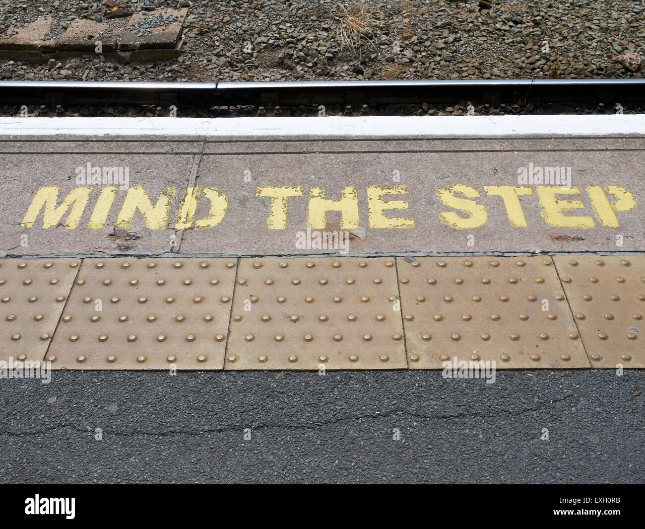 Dagegen Sie die Schritt-Warnung auf Bahnsteig in Chester Cheshire UK Stockfoto