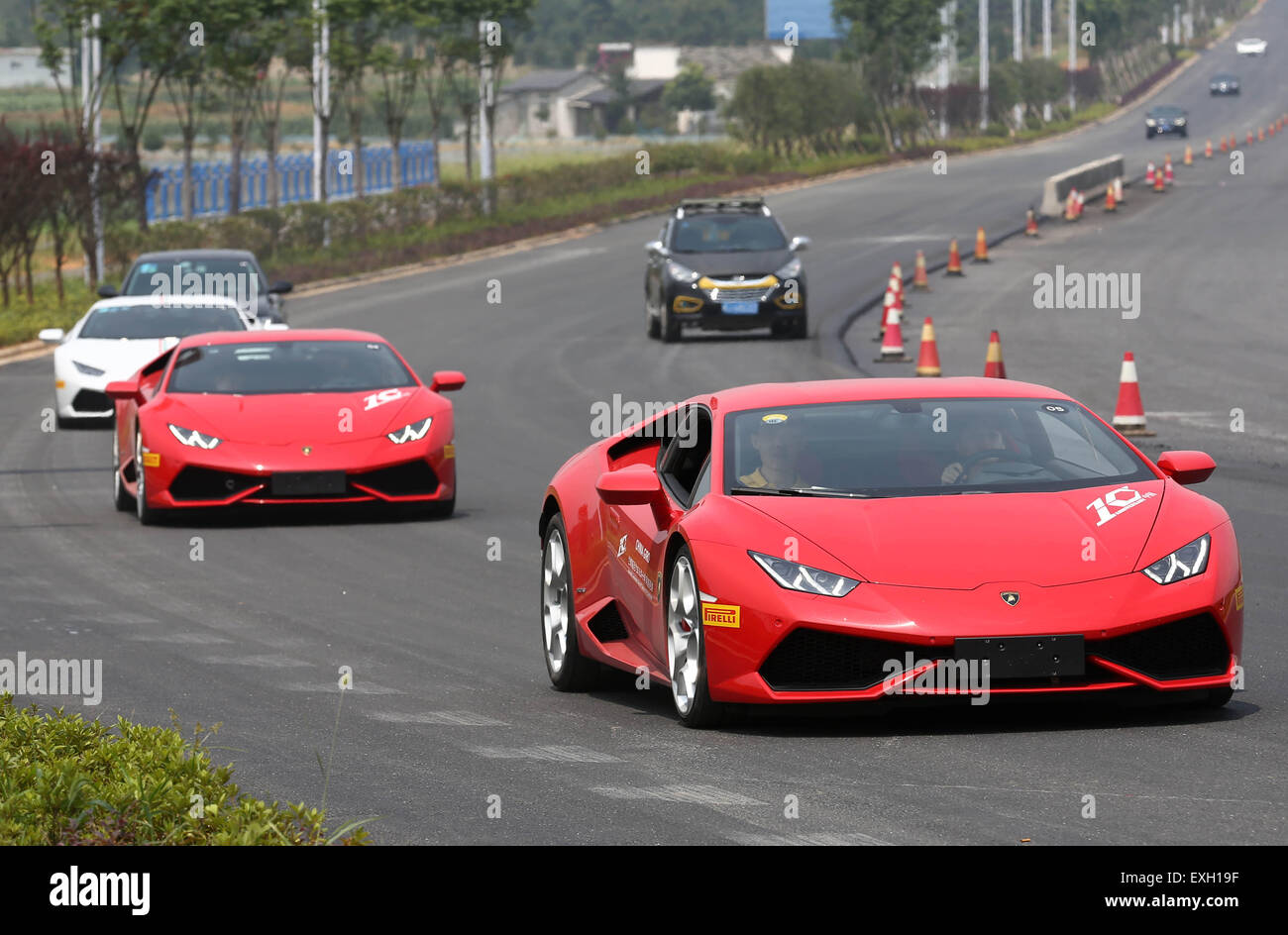 Huangshan, Anhui Provinz. 14. Juli 2015. Lamborghini-Supersportwagen bewegen während einer Kreuzfahrt in Huangshan, der ostchinesischen Provinz Anhui, 14. Juli 2015 auf einer Straße. Die Kreuzfahrt ist ein Teil des Lamborghini China Giro ist für den 10. Jahrestag des Lamborghinis Eintritt in den chinesischen Markt statt und dauert von Juli bis Oktober dieses Jahres. Bildnachweis: Shi Yalei/Xinhua/Alamy Live-Nachrichten Stockfoto