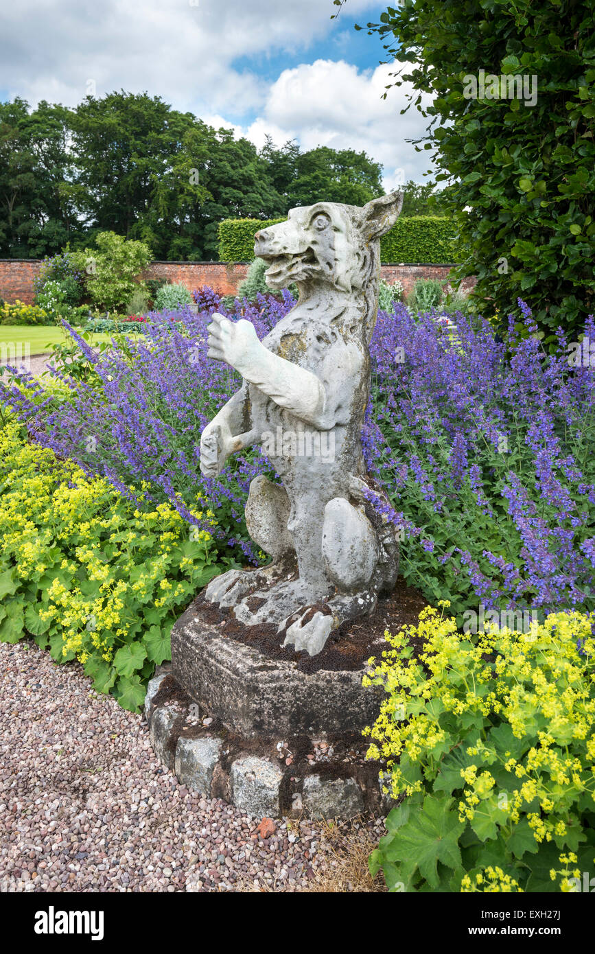 Steinstatue im ummauerten Garten Arley Hall Gardens in Cheshire, England. Stockfoto