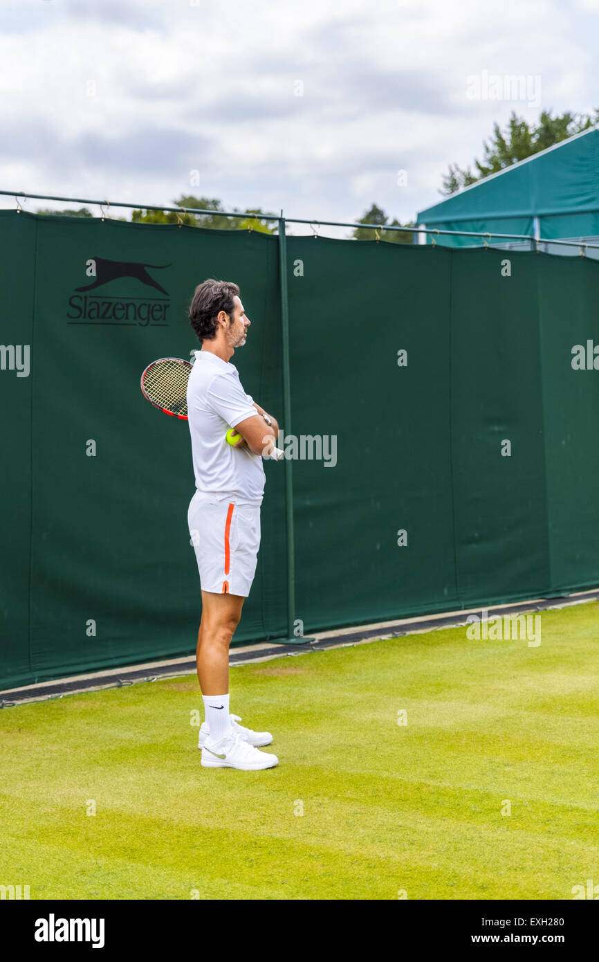 Serena Williams Trainer Patrick Mouratoglou während ihr warm-up auf Platz Nr. 5 vor der Damen Finale in Wimbledon 2015 Stockfoto