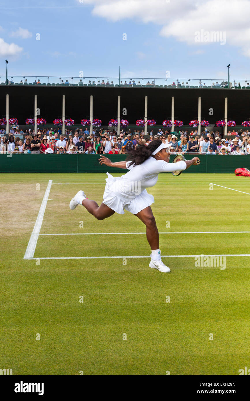 Serena Williams läuft für eine Vorhand beim Aufwärmen auf Platz Nr. 5 bei den Wimbledon Championships 2015 Stockfoto
