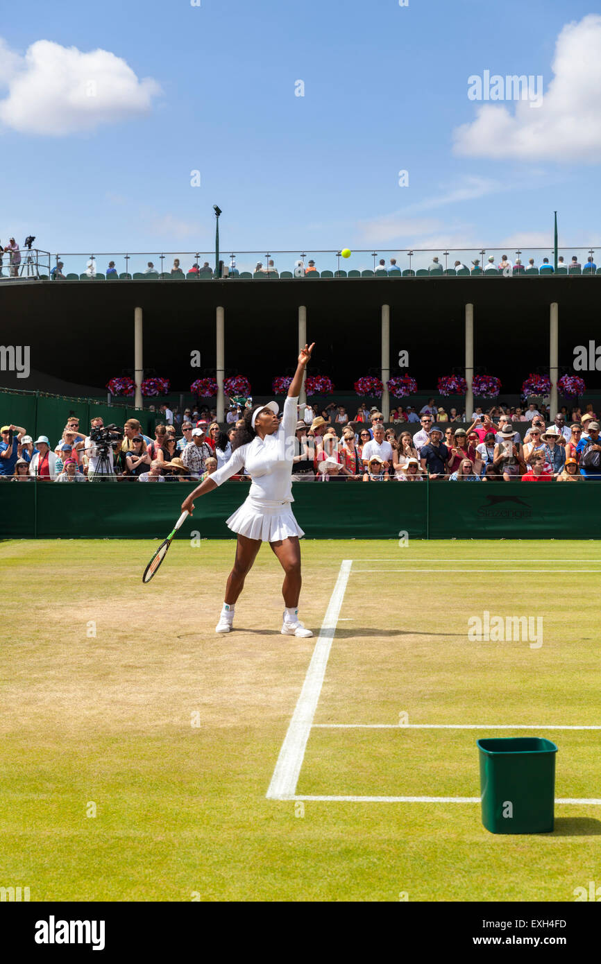 Serena Williams wärmt ihr zu dienen auf Court Nr. 5 während der Wimbledon Championships 2015 Stockfoto