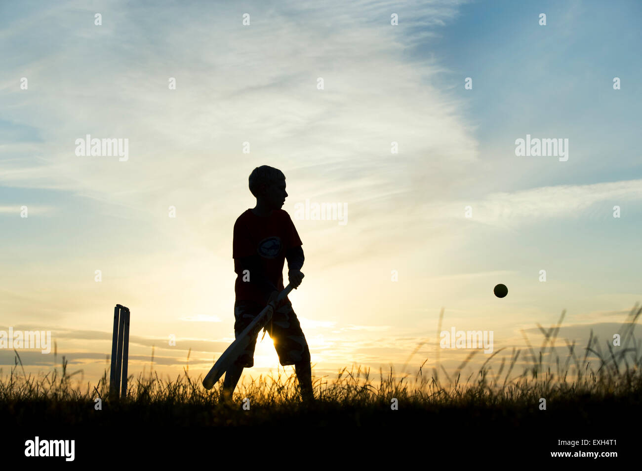 Silhouette des jungen Fussball Sonnenuntergang im Hintergrund Stockfoto