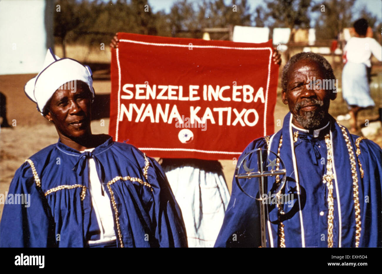 Bischof und Frau Mpehla von Misty Mount sind angesehene Führer in ihrer Gemeinde, die in der spirituellen Führung und Führung in der Region Misty Mount dienen. Ihre Rolle konzentriert sich auf das Gemeinwohl und die religiöse Führung. Stockfoto