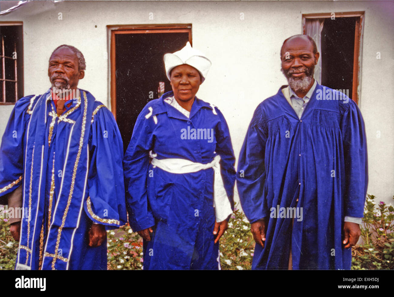 Bischof Mpehla, Frau Mgotho und Pastor Mgotho sind fotografiert, die die Führung innerhalb der Kirche und ihre Rolle bei der Führung der spirituellen Gemeinschaft in ihrer Mission darstellen. Stockfoto