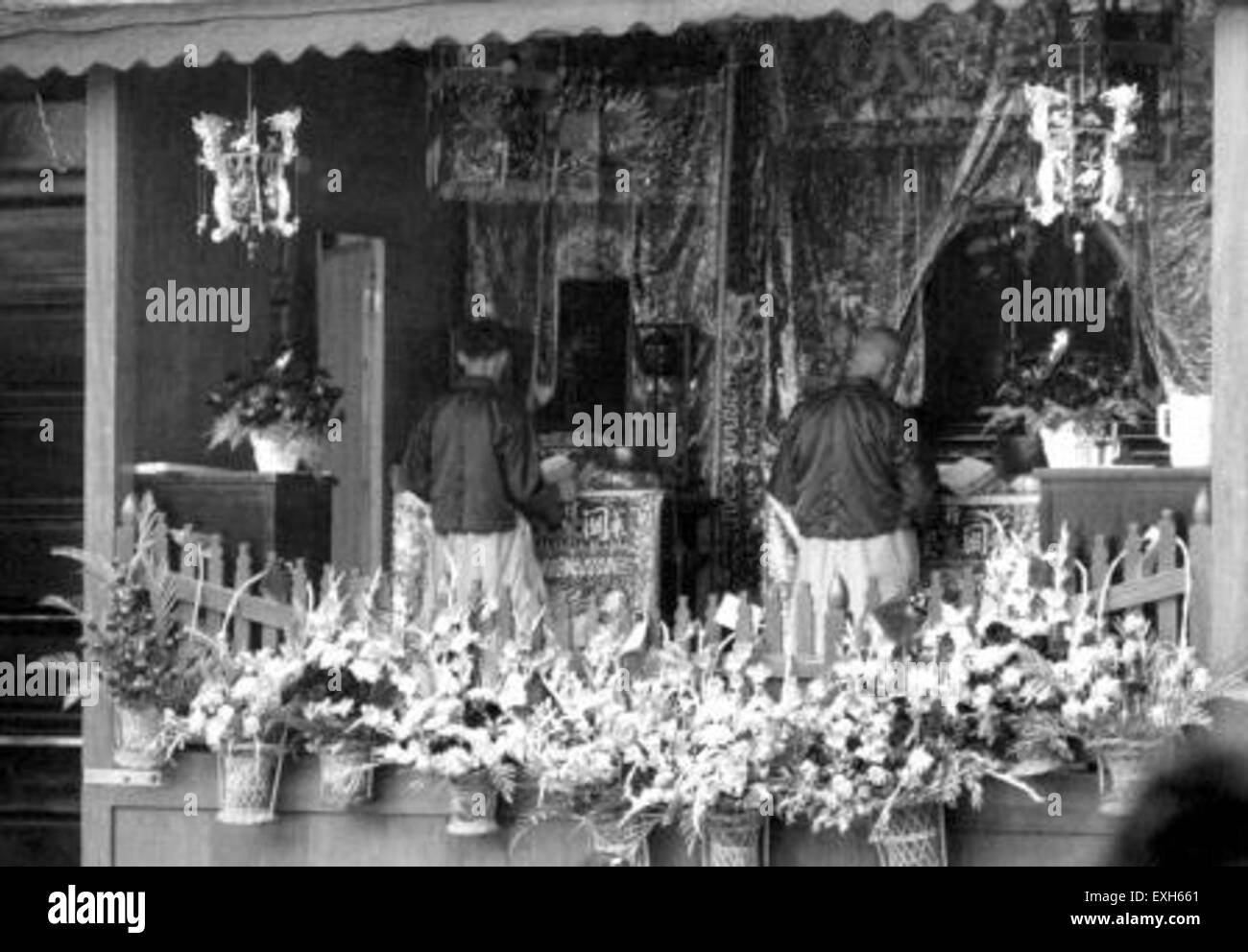 Das Bild zeigt eine Gruppe buddhistischer Priester in traditioneller Kleidung, die ihre spirituellen Praktiken und religiösen Rollen innerhalb der buddhistischen Gemeinschaft widerspiegelt. Diese Personen repräsentieren Schlüsselfiguren im Buddhismus, die sich der spirituellen Disziplin und religiösen Pflichten widmen. Stockfoto
