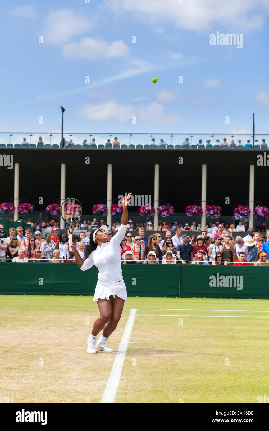 Serena Williams wärmt ihr zu dienen auf Platz Nr. 5 während der Wimbledon Championships 2015 Stockfoto