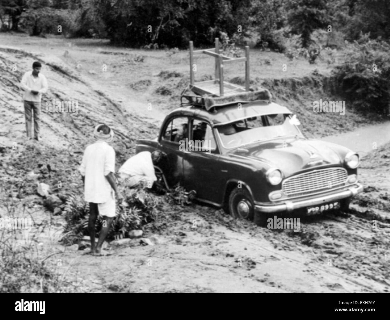 Auto im Schlamm, Mangal Tarai, Indien, 1973 1 stecken Stockfoto