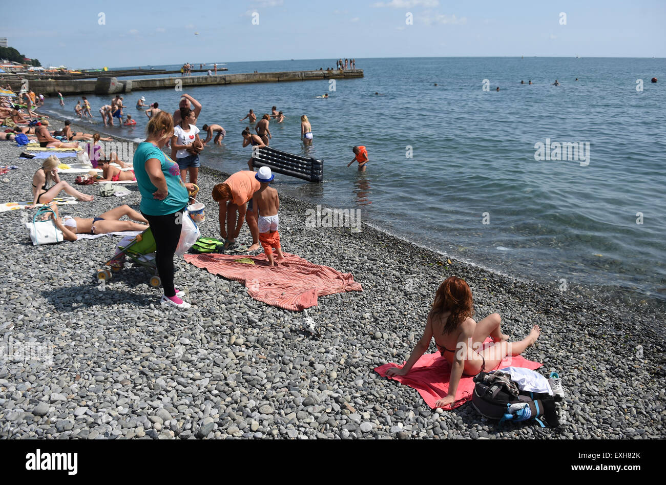 Sotschi, Russland. 13. Juli 2015. Besucher genießen die Sonne am Strand in Sotschi, Russland, 13. Juli 2015. Im Jahr 2018 wird in der Stadt u.a. die FIFA Fußball-Weltmeisterschaft stattfinden. Foto: Marcus Brandt/Dpa/Alamy Live News Stockfoto