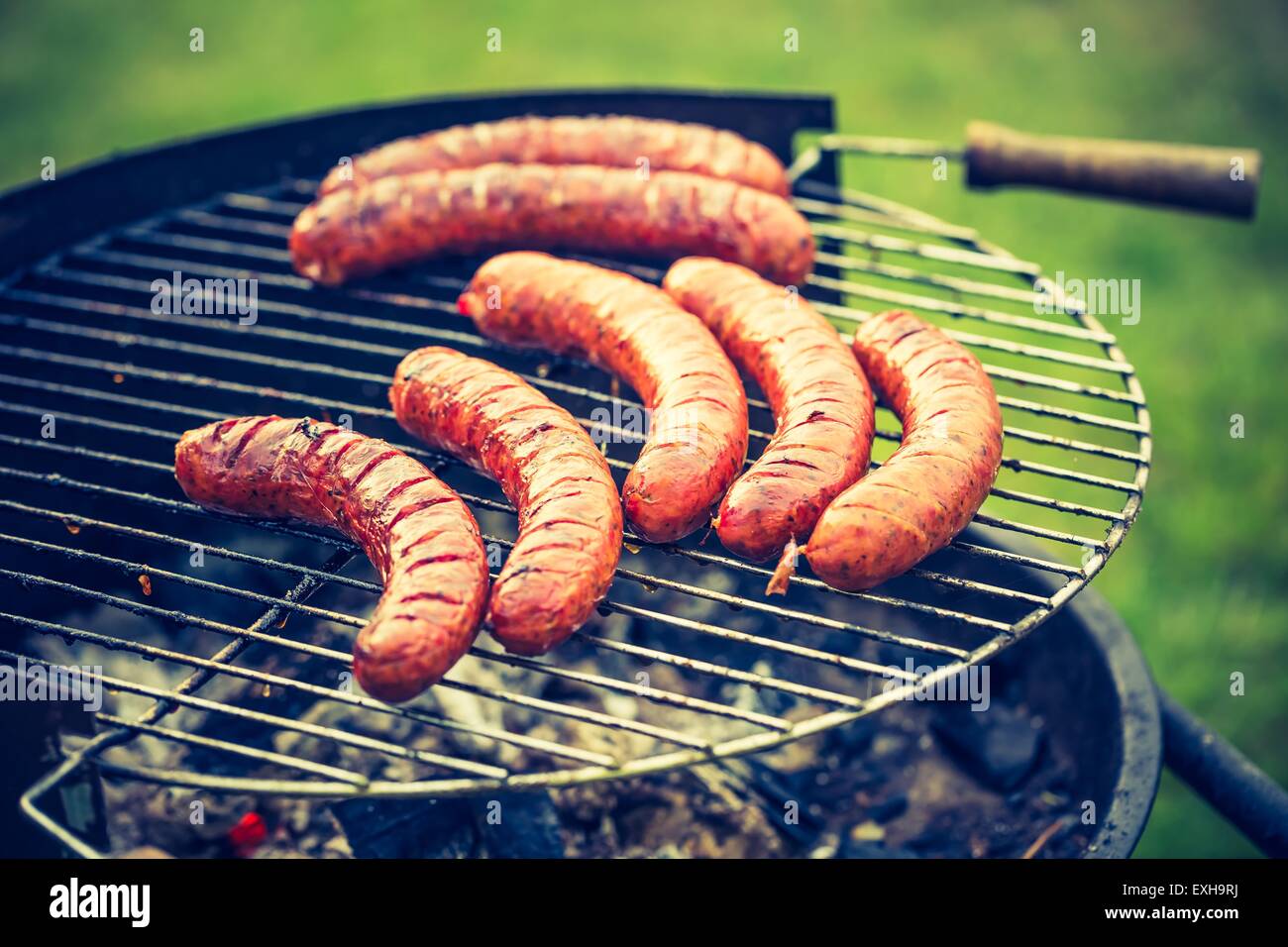 Vintage Foto leckere polnische Wurst am Grill im Freien. Stockfoto