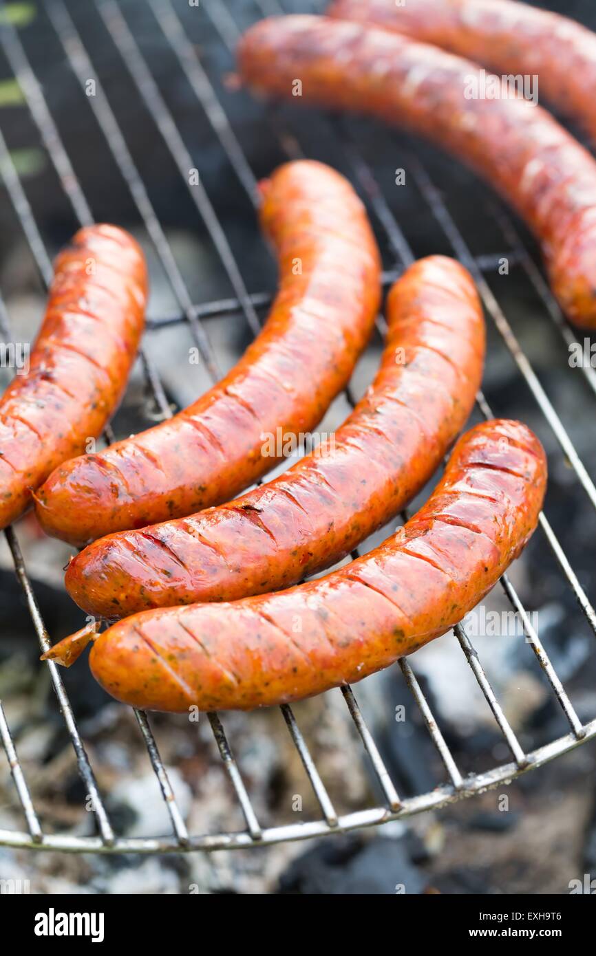 Leckere polnische Wurst am Grill im Freien. Stockfoto
