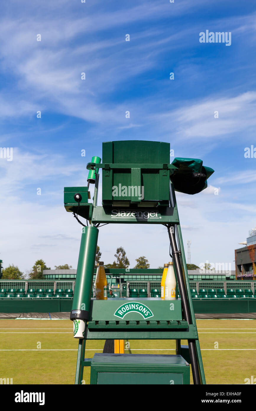 Schiedsrichter-Stuhl auf leeren Platz bei den All England Lawn Tennis Club während der Wimbledon Championships, London Stockfoto