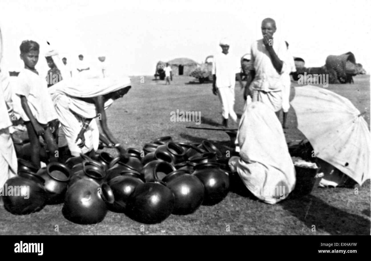 Irdene Töpfe zum Verkauf, Purur Basar, Indien, 1948 1 Stockfoto