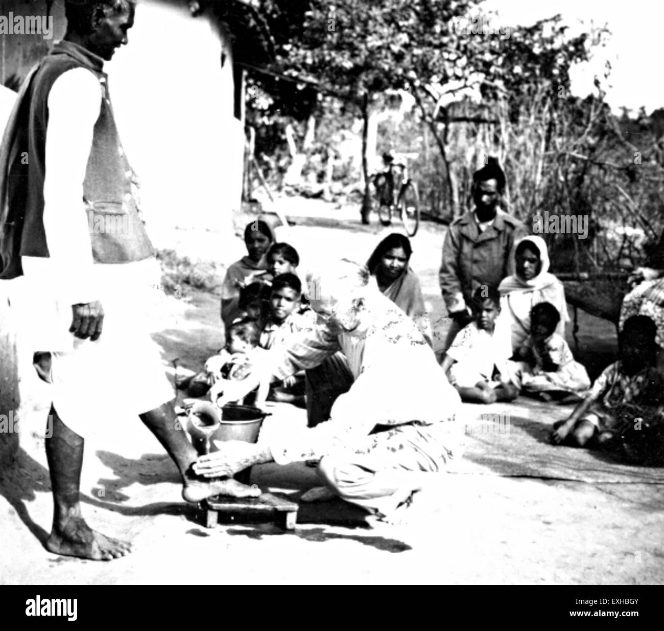 Dieses Foto zeigt eine mennonitische Fußwaschzeremonie in Indien, 1963, die eine wichtige religiöse Praxis innerhalb der mennonitischen Tradition hervorhebt. Fußwäsche steht für Demut und Dienst im christlichen Glauben. Stockfoto