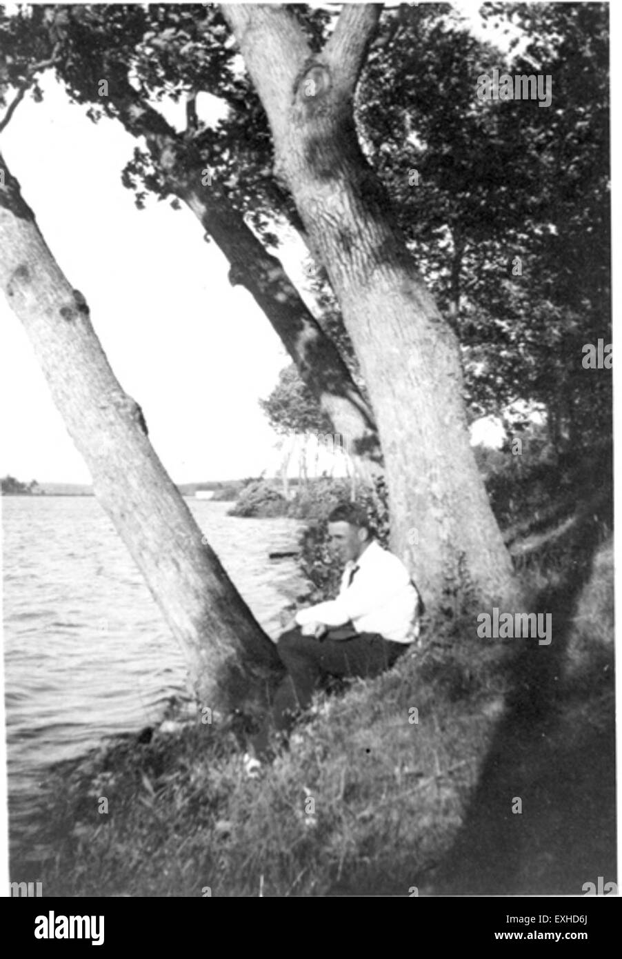 Harold S. Bender, bekannt für seine Führung in der mennonitischen Gemeinschaft, wird in einer meditativen Pose dargestellt, die seine spirituelle Praxis und Führungsrolle widerspiegelt. Stockfoto