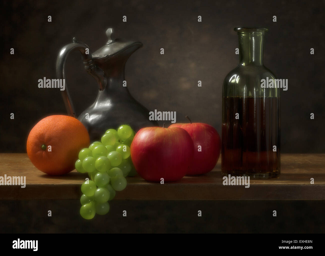Klassische Stilleben mit Früchten und Krug mit Glasflasche. Stockfoto