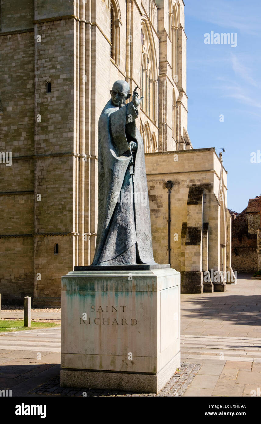 Bronze Statue der Schutzheiligen Richard Abbildung außerhalb Chichester Cathedral Kirche der Heiligen Dreifaltigkeit. Chichester West Sussex England Großbritannien Stockfoto