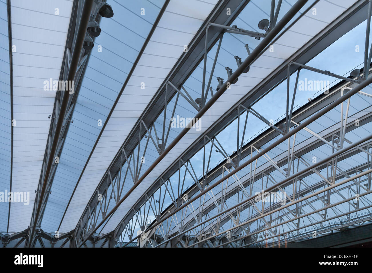 Wimbledon Meisterschaft Centre Court Dach schließen bei einem Tennis-match Stockfoto
