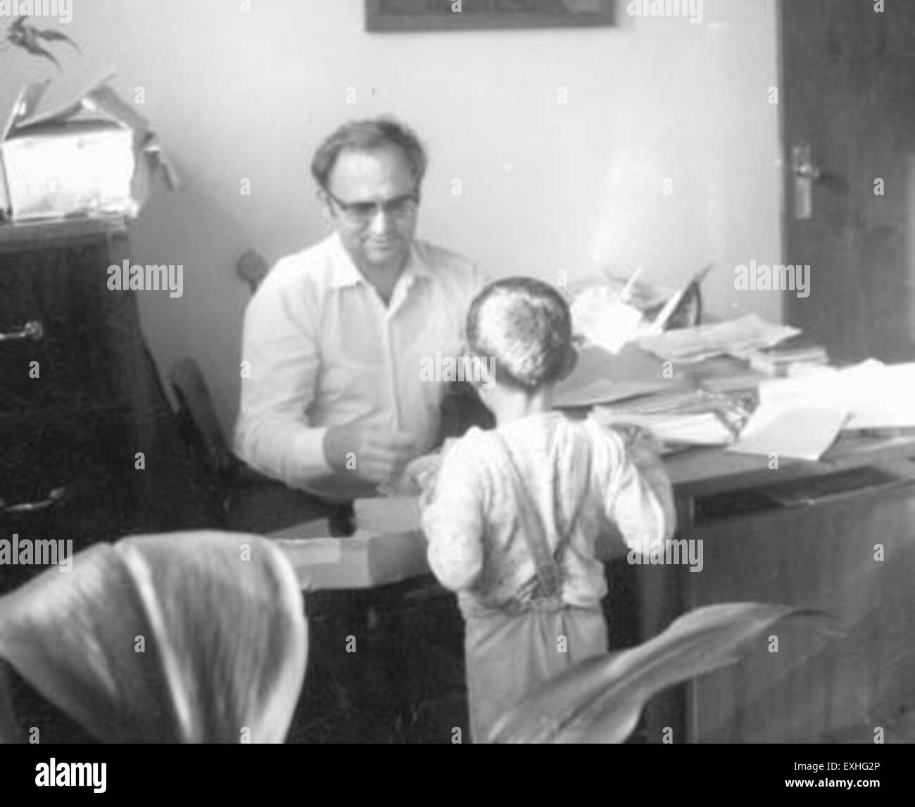 Dieses Foto zeigt einen mennonitischen Mann und ein mennonitisches Kind in Brasilien, gefangen von Teodoro Penner. Das Bild spiegelt das Leben der mennonitischen Gemeinschaft und ihre Migrationsmuster nach Brasilien wider und zeigt ihre eigene Kultur und Traditionen in einer ländlichen Umgebung. Stockfoto
