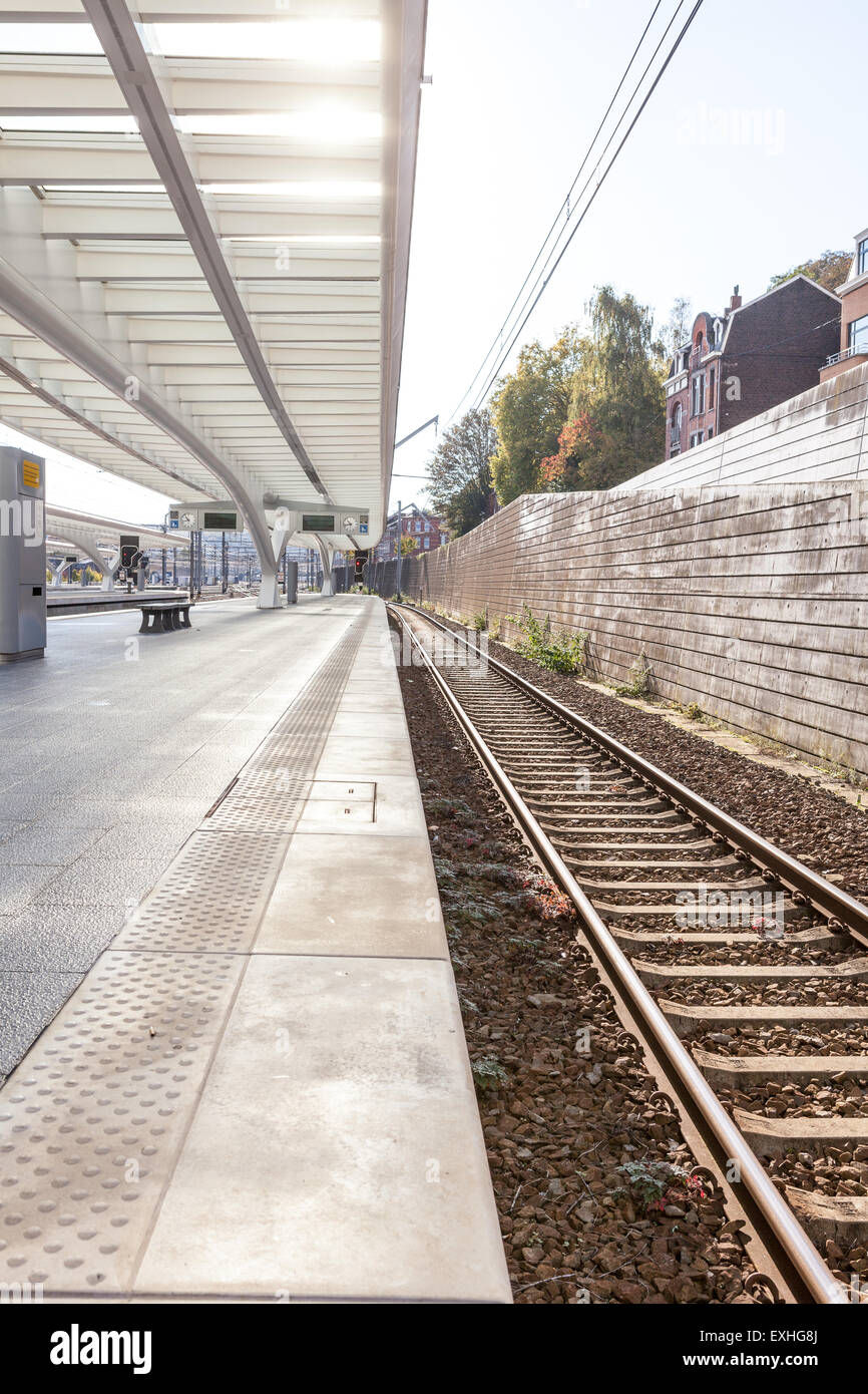 an einem sonnigen Tag in einem Bahnhof mit einem Schienennetz Stockfoto