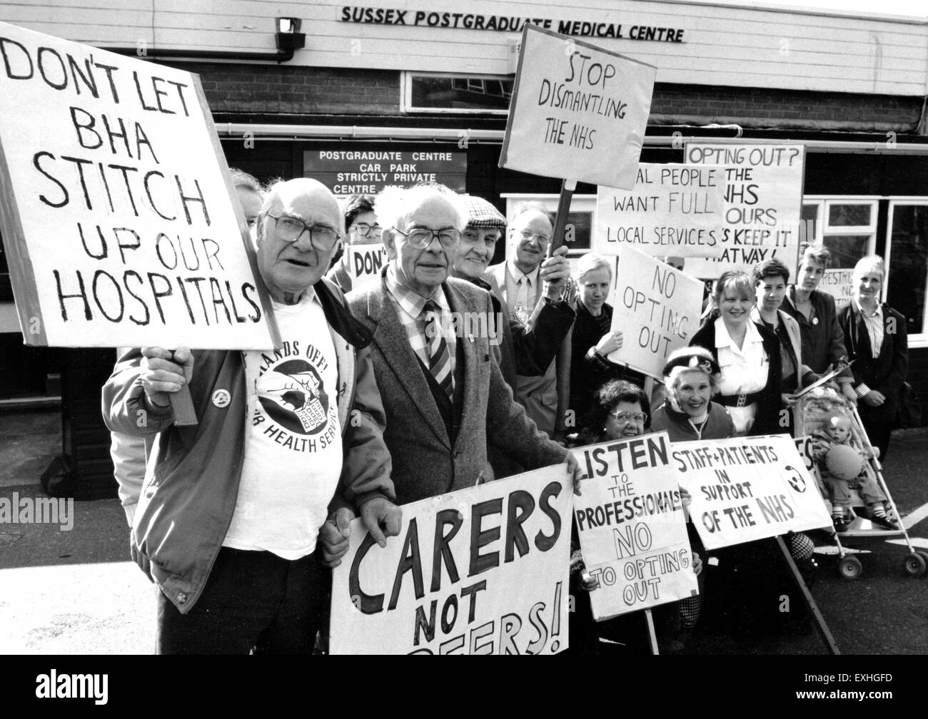 Protest gegen Kürzungen der NHS außerhalb Sussex Postgraduate medical Centre Brighton 1990 Stockfoto