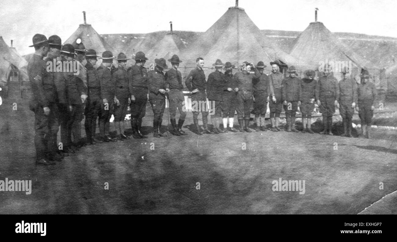 Dieses Schwarzweiß-Foto aus dem Ersten Weltkrieg zeigt Männer, die vor einem Zelt in Camp Funston, einer wichtigen Militärbasis, aufgereiht sind. Das Bild fängt das regierte Leben der Soldaten während der Ausbildung ein und bietet einen Einblick in das Leben der Soldaten im frühen 20. Jahrhundert. Stockfoto