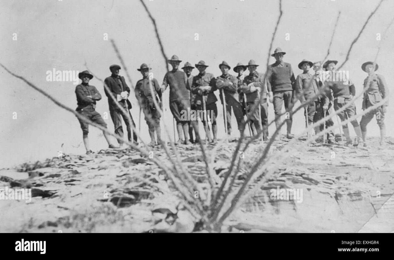Dieses historische Bild zeigt eine Gruppe von Nichtkämpfern auf dem Red Butte, einem prominenten Ort. Das Foto zeigt die Einzelpersonen in einer nicht-militärischen Umgebung und zeigt friedliche Zivilisten während einer turbulenten Zeit. Stockfoto