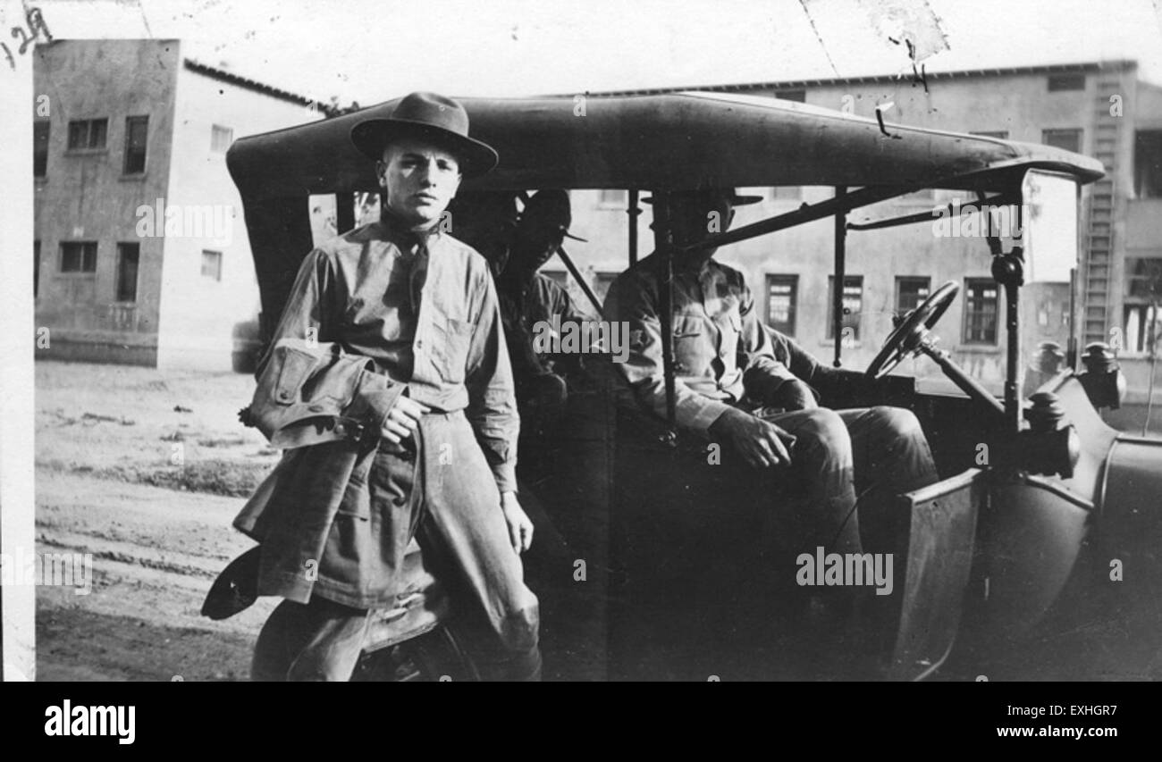 Dieses historische Bild mit dem Titel „Männer mit einem Automobil“ stammt wahrscheinlich aus dem frühen 20. Jahrhundert und fängt eine Gruppe von Männern mit einem frühen Modellauto ein. Das Bild zeigt den kulturellen Wandel und den technologischen Fortschritt der Zeit. Stockfoto