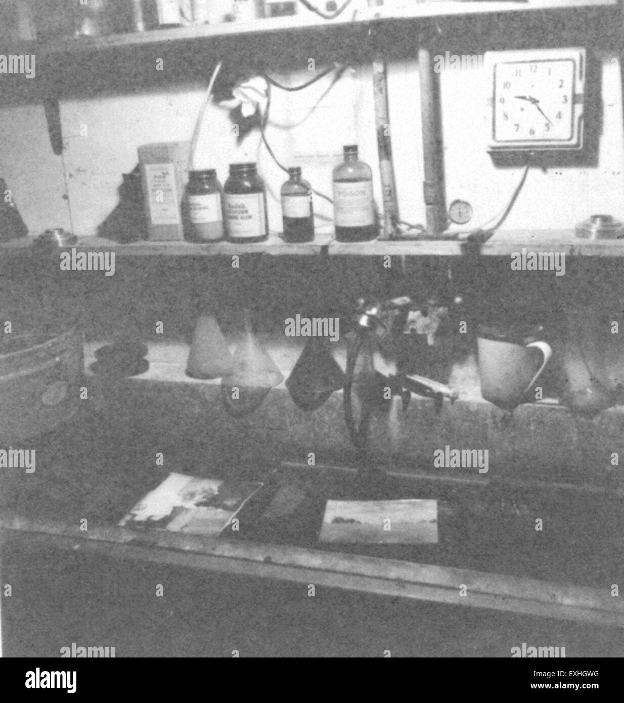 Dieses Bild zeigt die Dunkelkammer der mennonitischen Gemeinde in Goshen, Indiana, wo Menschen das Handwerk der Fotografie üben. Die Dunkelkammer dient als Zentrum für das Engagement der mennonitischen Gemeinschaft mit der Kunst der Fotografie, ein Handwerk, das sie seit Generationen praktiziert. Stockfoto