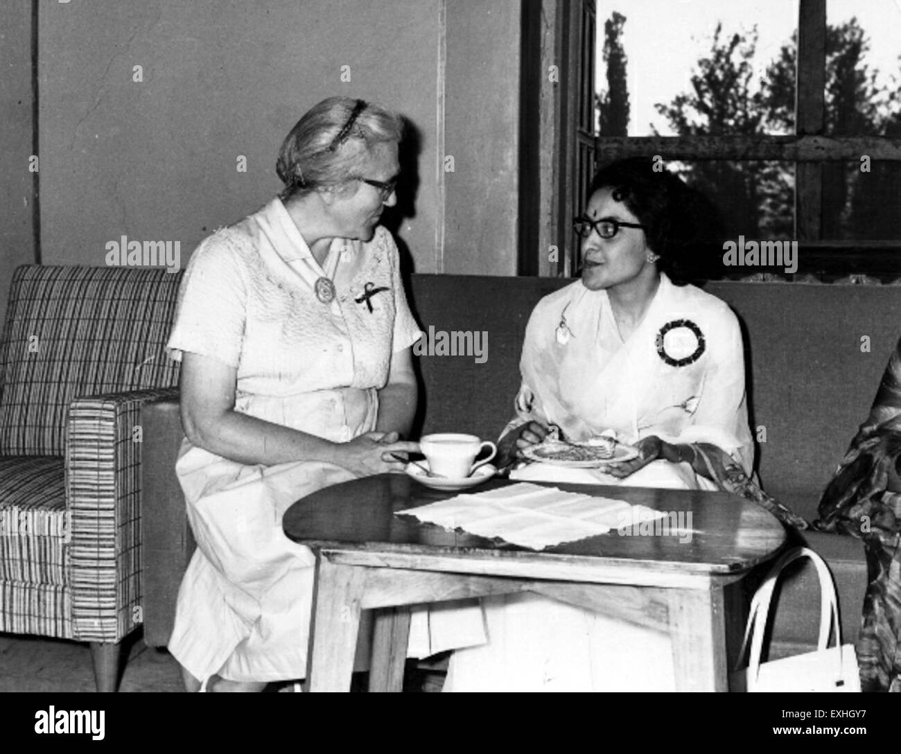 Mennonitischer Missionar Krankenschwester Lena Graber und Königin Ratna von Nepal, 1 Stockfoto